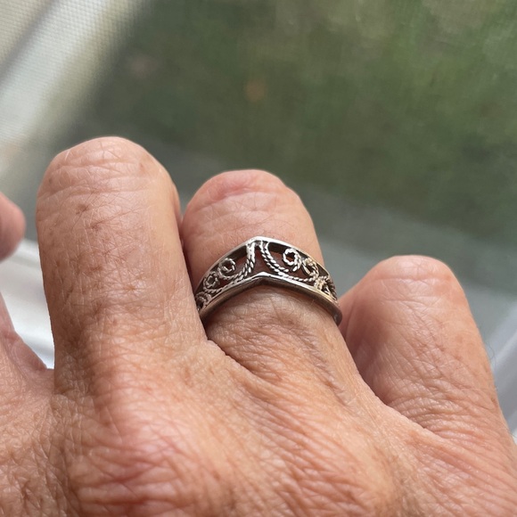 Jewelry - Vintage-Inspired Silver Floral Filigree V-Shaped Ring - Silver